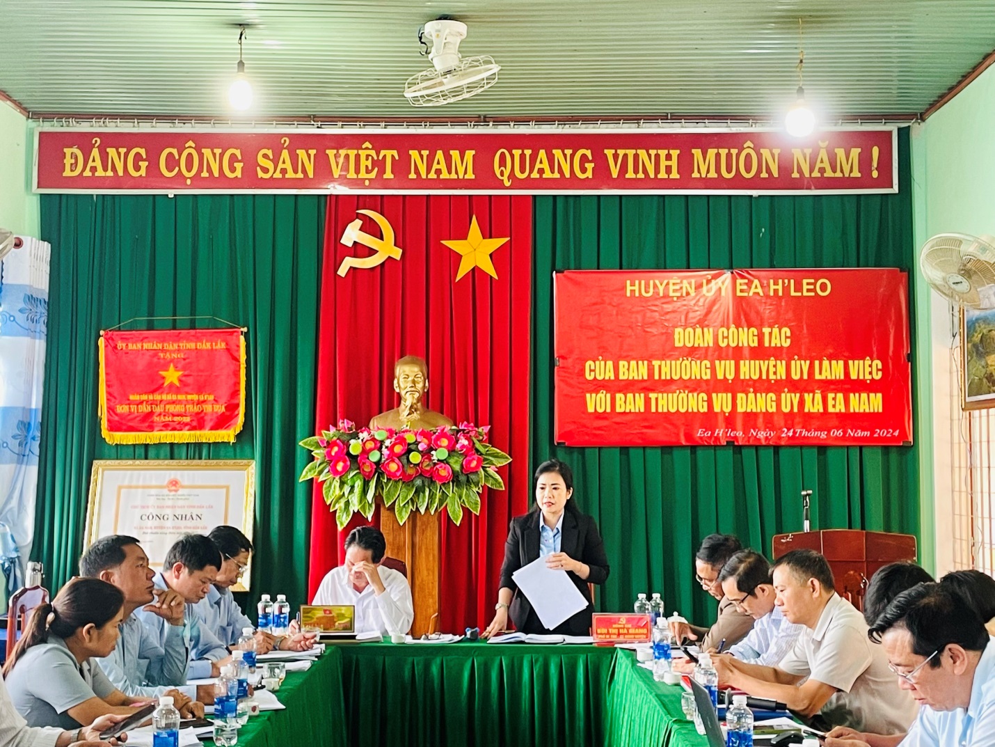 Đoàn công tác số 02 của Huyện ủy làm việc với Ban Thường vụ Đảng ủy xã Ea Nam